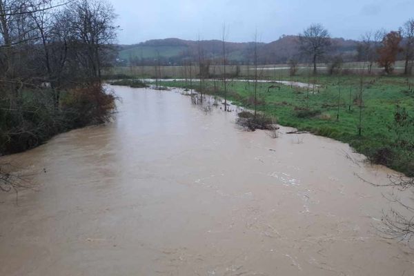 La Baïse en crue dans le Gers vendredi 11 décembre. Méteo France a lancé une alerte orange.