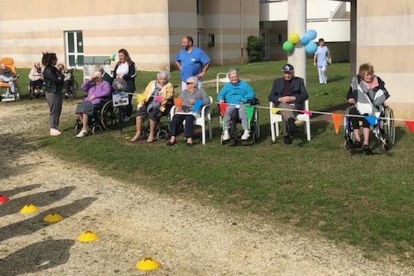 À la maison de retraite de l'hôpital de Royan, les résidents ont passé la journée entourés de jeunes et ont participé à des jeux équestres.