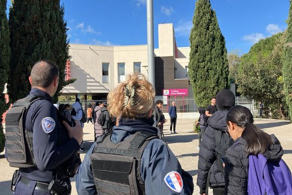 Mercredi 3 avril au matin, une vingtaine de personnes, dont la mère et la grand-mère de la victime, bloquait l'accès au collège, sous la surveillance des forces de l'ordre.