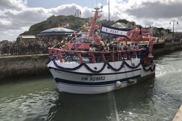 Une trentaine de navires décorés avec des roses en papier lors de la bénédiction de la mer