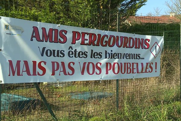 Cette commune de Charente en a assez de récolter les poubelles du département voisin