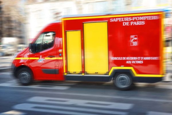 Un immeuble situé rue de la Forge-Royale, à deux pas de la rue du Faubourg-Saint-Antoine à Paris, a été partiellement détruit par les flammes, jeudi.