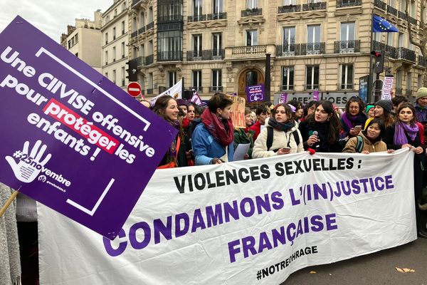 "Violences sexuelles : condamnons l'(in)justice française", peut-on lire sur une banderole affichée lors de la manifestation parisienne.