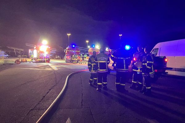 Un incendie a détruit une quarantaine de voitures et trois poids lourds sur l'autoport du Boulou, dans les Pyrénées-Orientales dans la soirée de samedi 14 décembre. D'importants moyens de lutte ont été mobilisés. Le feu a été maîtrisé peu avant minuit.