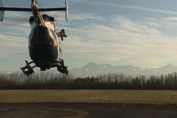 L' hélicoptère du PGHM des Hautes-Pyrénées, a survolé le secteur de Payolle ce lundi 25 avril à la recherche des 3 voleurs fuyards.