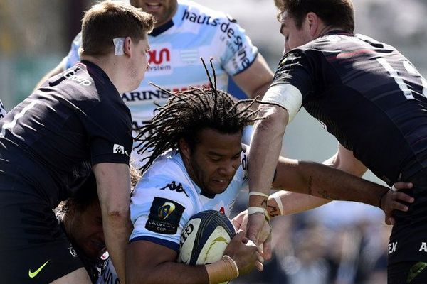 L'aillier gaucher du Racing Métro 92 Teddy Thomas plaqué par ses adversaires des Saracens de Londres, durant le match de quart de finale de Champions Cup de rugby au stade Yves-du-Manoir de  Colombes. 