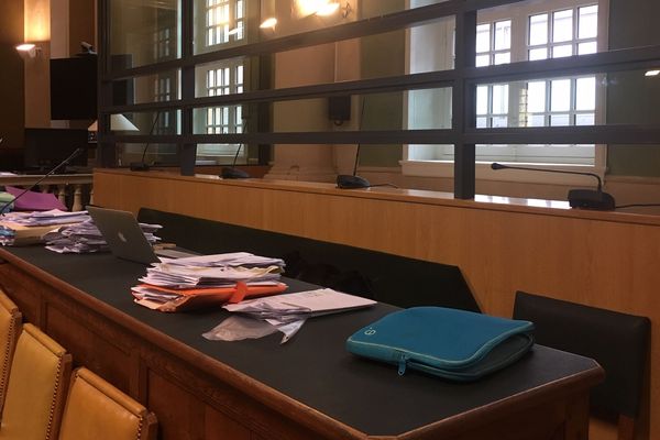 Seuls 4 des 11 personnes poursuivies en première instance sont sur le banc des accusés pour ce procès en appel, qui se déroule du lundi 12 au vendredi 16 novembre, à Moulins, dans l'Allier. 