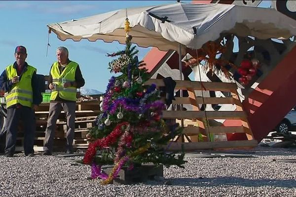 Le Premier ministre Edouard Philippe a annoncé mardi trois mesures pour tenter d'apaiser la colère des "gilets jaunes". A Perpignan, ou à Agde, le collectif attend beaucoup plus du gouvernement. 