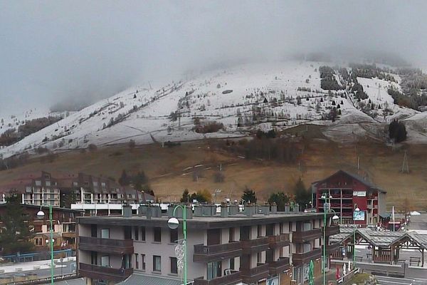 La neige a commencé à blanchir les pistes de la station des 2 Alpes, dans le massif de l'Oisans