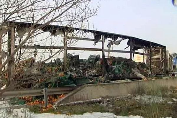 Entre Agde et Sète (34) - un camion d'agrumes a pris feu sur l'A.9 - 11 mars 2014.