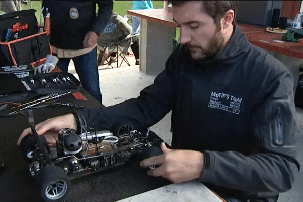 Anthony Abisset, pilote de l'équipe de France de voitures radio commandées, aux ultimes réglages de son bolide avant la course.