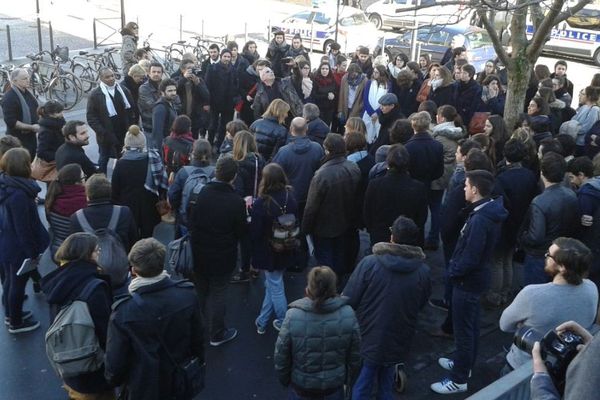 Plusieurs centaines de personnes, étudiants en journalisme, journalistes, direction de l'école, se sont réunies devant l'Institut du Journalisme de Bordeaux Aquitaine (IJBA)