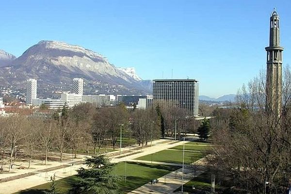 Comme tous les autres parcs et jardins publics grenoblois, le parc Paul Mistral est fermé depuis la mi-journée ce 24 décembre