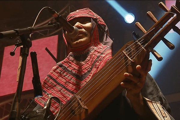 Oki, chanteur du groupe Oki Du Ainu Band