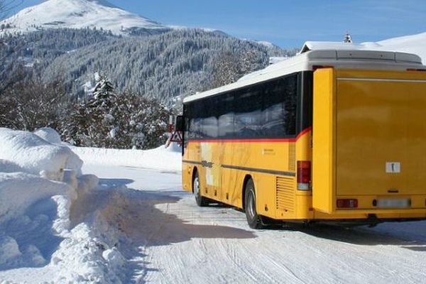 Un car sur la neige - illustration 