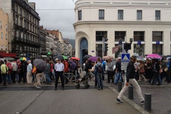 Samedi 7 septembre en début d'après-midi, environ cent personnes se sont réunies pour apporter leur soutien aux sans-abris de la place de Jaude