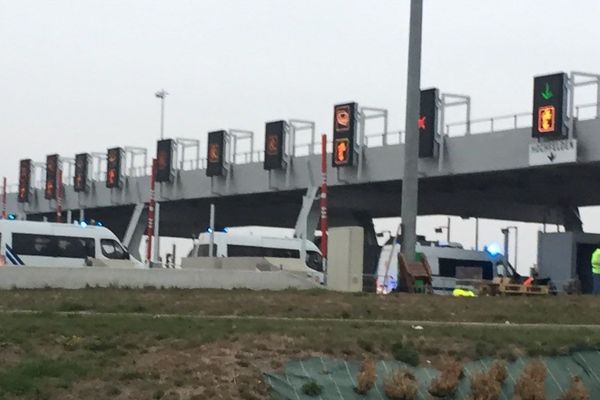 Les CRS sont intervenus au péage vers 15h30.