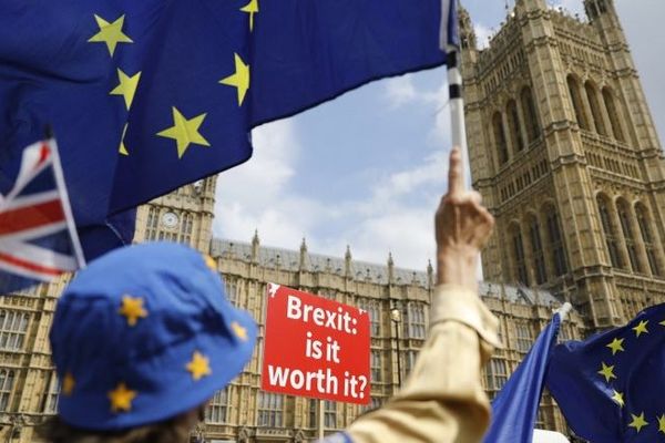 Des manifestants anti-Brexit devant le parlement britannique en juillet 2018.