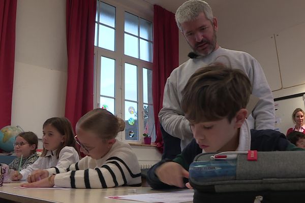 Le chanteur Grégoire, connu notamment par "Toi + moi" était à Rully, dans l'Oise, pour lire la dictée d'ELA à une quinzaine d'écoliers de CM1 et CM2.