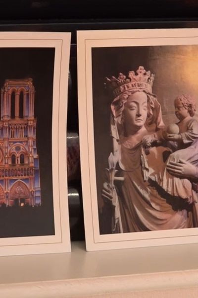 Des photos de Notre-Dame et de la Vierge à l'enfant conservées précieusement par une retraitée donatrice.