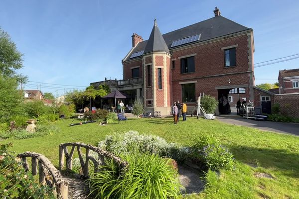 L'équipe s'est installée dans cette grande demeure de Moreuil pour 3 semaines de tournage.