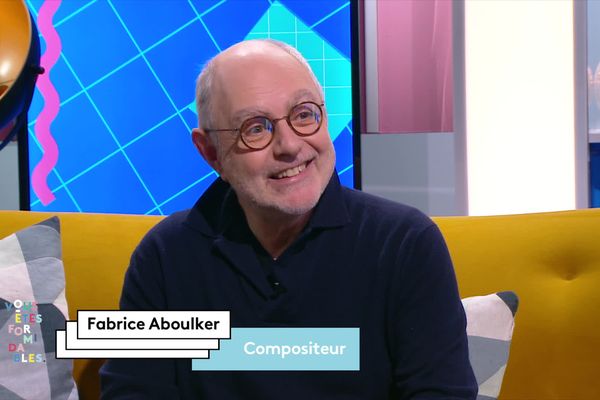 Fabrice Aboulker parle de son dernier album, "Je me souviendrai de vous", le mardi 28 mars 2023 sur le plateau de "Vous êtes formidables".