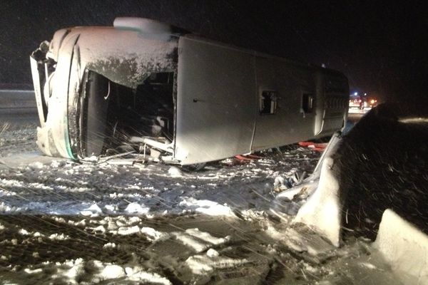 Après l'évacuation des passagers par les secours, l'autocar encore couché à contresens sur l'autoroute A31