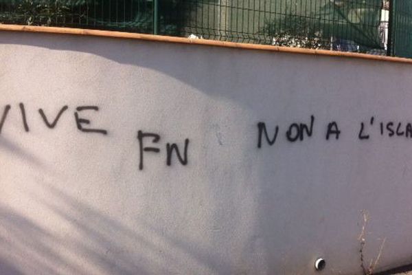 Inscription sur un mur face à l'entrée de la mosquée de Béziers