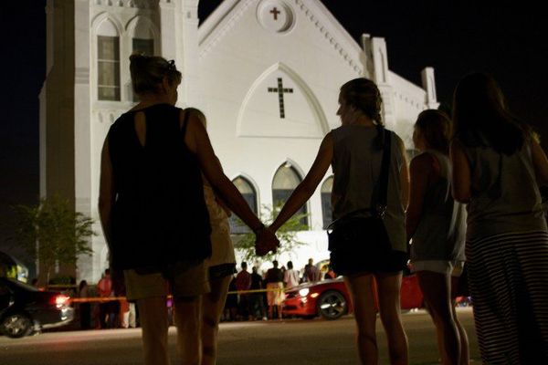 L'heure est à la tristesse et au  recueillement devant l'église de Charleston où neuf neuf personnes ont été abattues