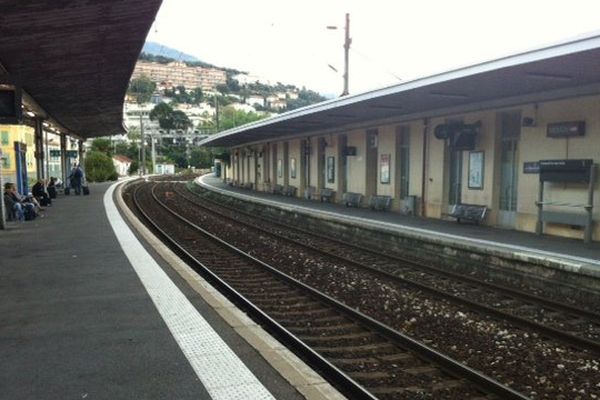 Voies désertées à Menton.