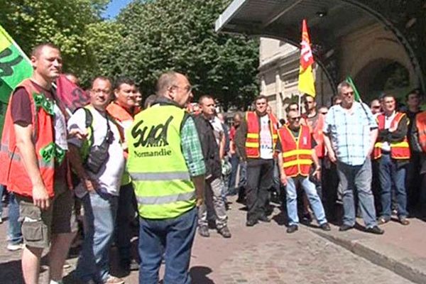 Les cheminots en grève devant la gare de Rouen jeudi 12 juin