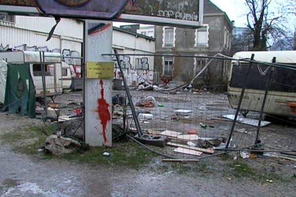 Quelques caravanes et un hangar