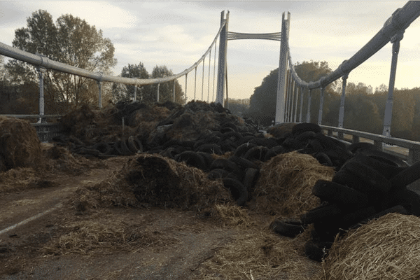 Tôt dans la matinée du lundi 31 octobre 2022, des agriculteurs ont déversé fumier et pneus sur le pont de Verdun-sur-Garonne (Tarn-et-Garonne) pour dénoncer l'augmentation des charges.