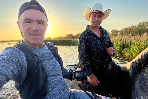 Randonnée à cheval en Camargue avec Denis Clerc, journaliste et sportif chevronné avec André Mezy, guide touristique.