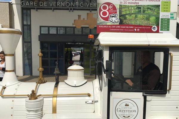 Le petit train Givernon conduit les touristes de la gare de Vernon jusqu'au musée des impressionnismes de Giverny via différents lieux d'intérêt. 