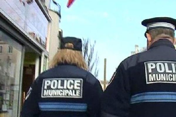 Un équipage de la Police Municipale de Charmes sur le terrain.