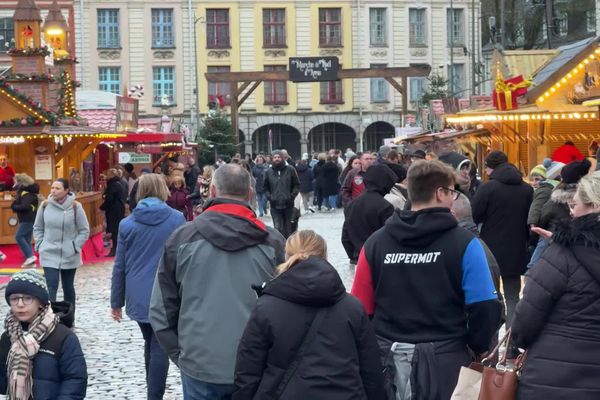 Les visiteurs sont nombreux à Arras au lendemain du possible attentat dans un marché de Noël allemand.