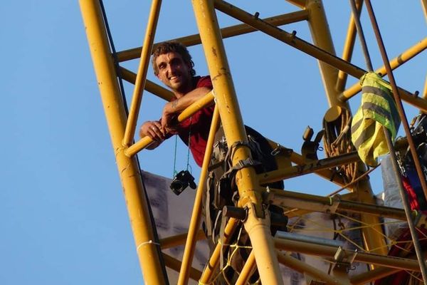 Enchaîné au sommet d'une des grues du chantier de contournement de Beynac...