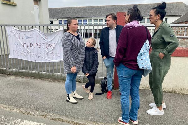 Les parents d'élèves du collège de Corlay se mobilisent contre sa fermeture annoncée à la rentrée 2024