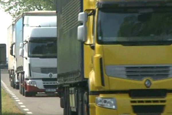 Des camions les uns derrière les autres se sera bientôt fini sur la Route Nationale 524, lundi les ensembles routiers devront prendre l'A 65 pour protéger les structures routières des départements. 