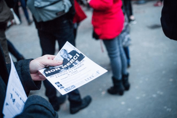 Un étudiant distribue un tract contre la loi Travail, lundi 7 mars devant l'université d'Assas, à Paris. 