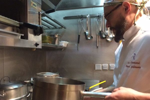 Le chef Pascal Guillaumin dans sa cuisine du "Florimond"