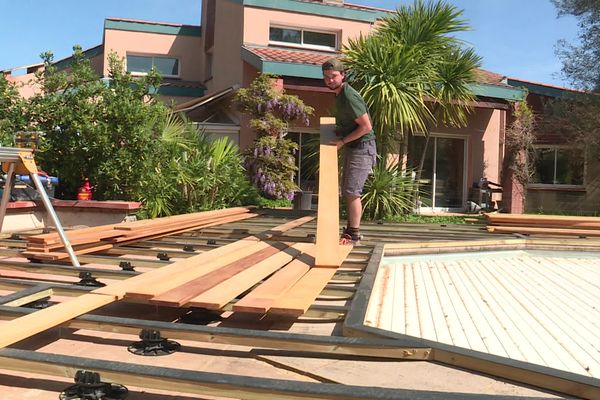 Les 21 salariés de Bois Design (spécialiste dans les terrasses en bois) près de Toulouse sont ravis de la semaine à quatre jours.