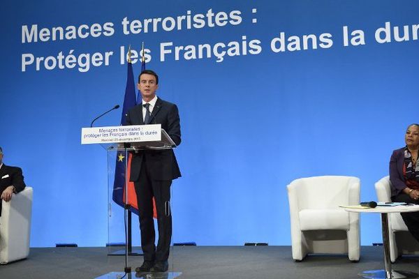 Bernard Cazeneuve, Manuel Valls et Christiane Taubira (23 décembre 2015)