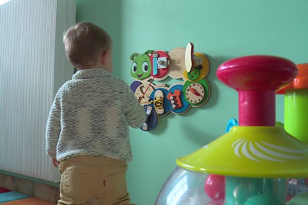 Christine Descarrier a en charge plusieurs enfants chaque jour, qu'elle accueille chez elle.