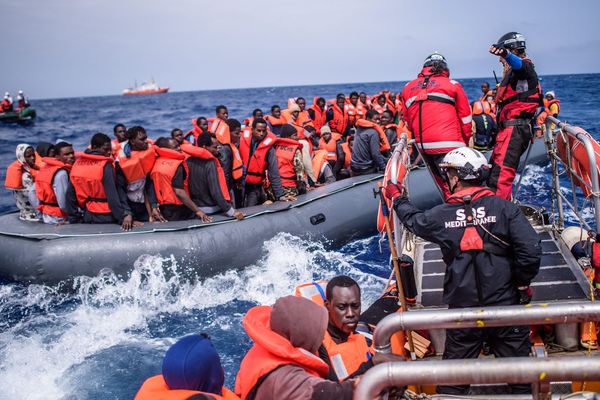 Illustration d'un sauvetage en mer par SOS Méditerranée