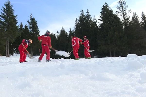 Les moniteurs de l'ESF préservent le manteau neigeux à coups de pelle