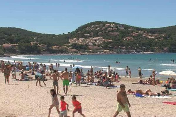 Sur la plage de Saint Cyr les Lecques, tout semble serein comme d'habitude.