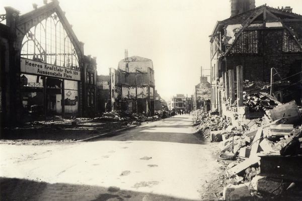 Flers est détruite à 80% par les bombardements des 6 et 7 juin. Parmi les bâtiments démolis, un hangar abritant des camions de réserve de l'armée allemande.