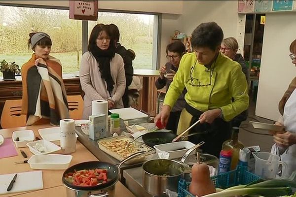 Atelier "légumes frais" avec Dominique Martin, professeure de cuisine